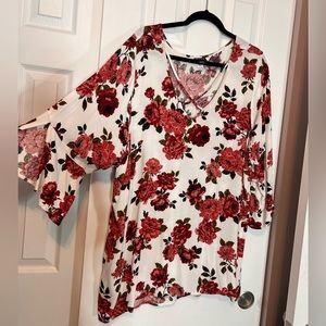 Torrid Ivory Floral Split Bell 3/4 length sleeve blouse sz 4